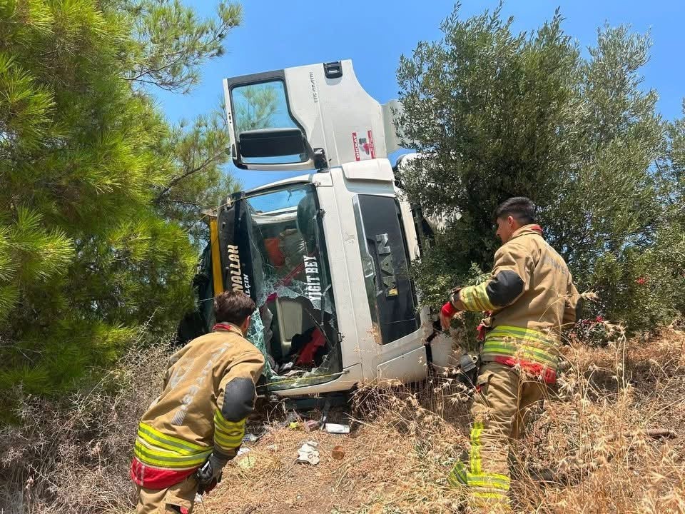 ARSUZ’DA DEVRİLEN KAMYONUN SÜRÜCÜSÜ YARALANDI