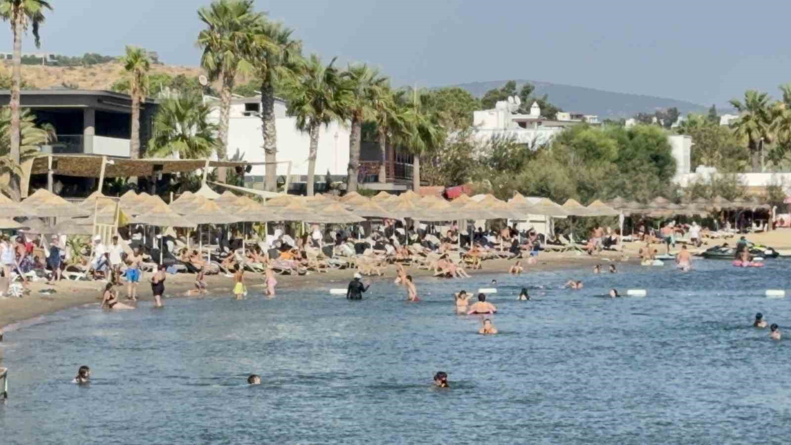 BODRUM’DA TERMOMETRE 40’I, HİSSEDİLEN SICAKLIK 45’İ GÖRDÜ