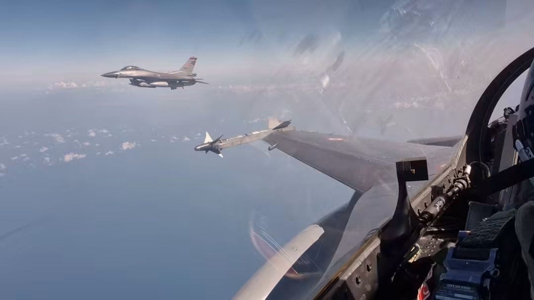 F-16 SAVAŞ UÇAKLARINDAN KARADENİZ’DE EĞİTİM UÇUŞU