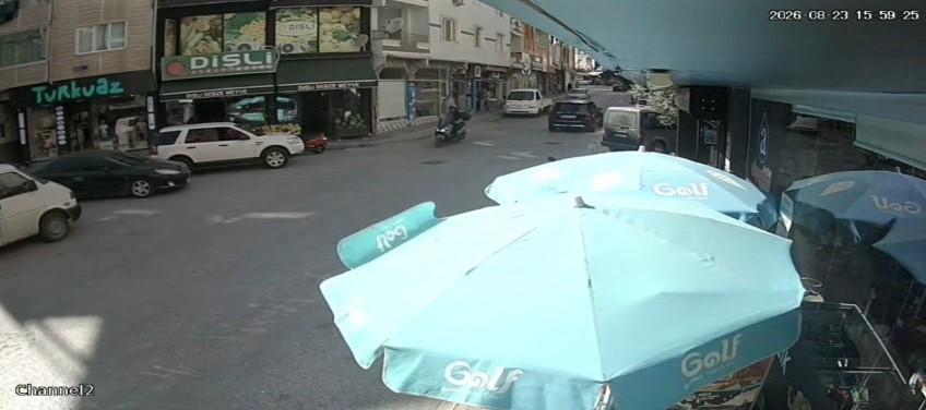 KAVŞAKTA OTOMOBİLİN MOTOSİKLETE ÇARPTIĞI KAZA KAMERADA: 1 YARALI
