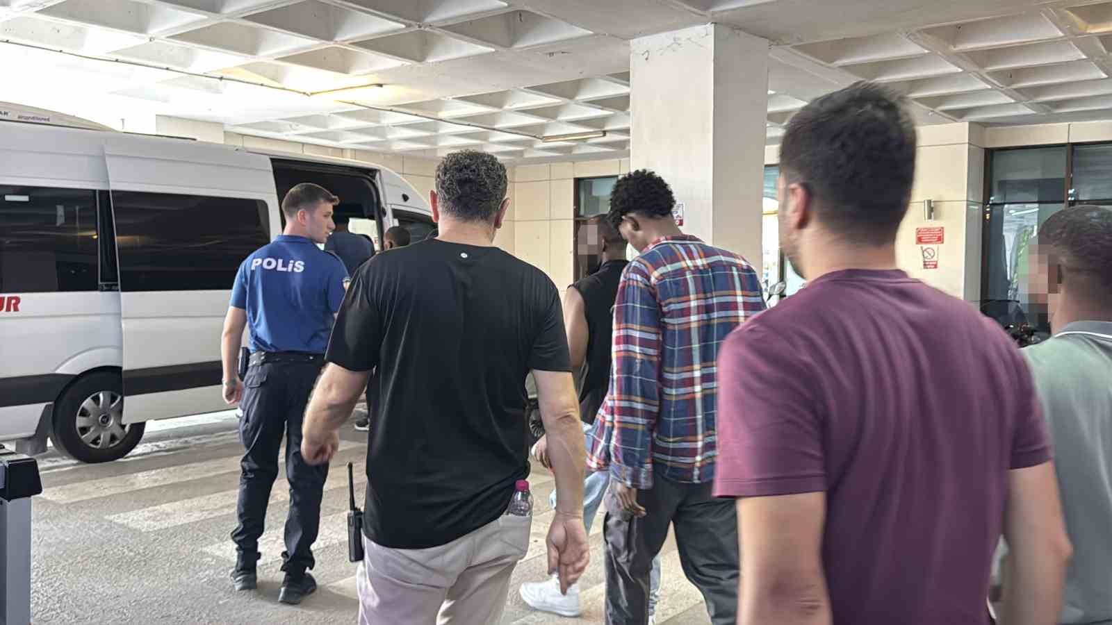 EDİRNE’DE MİNİBÜSTE 19 KAÇAK GÖÇMEN YAKALANDI