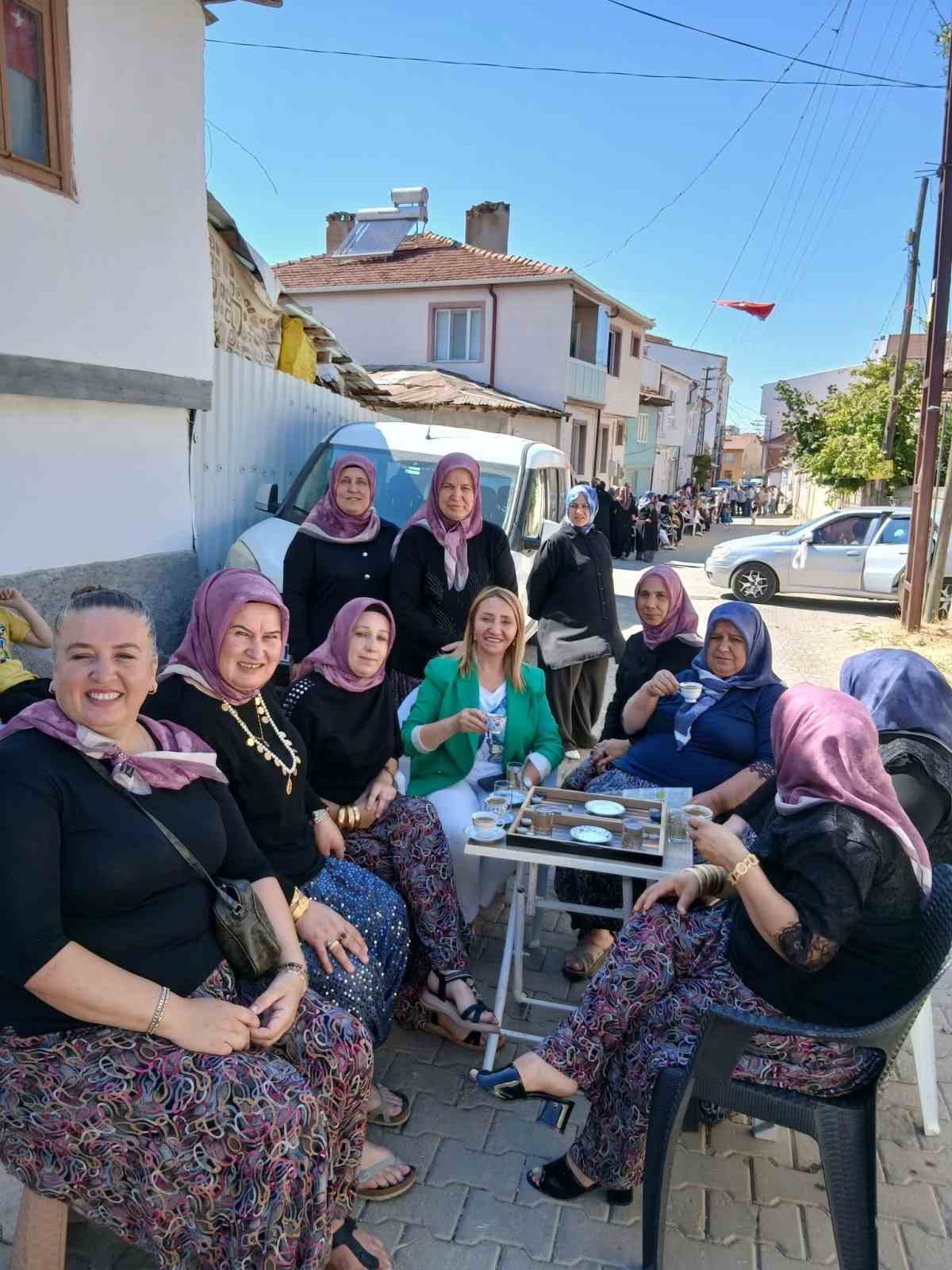 GELİN KONVOYUNUN ÖNÜNÜ KESEN KADINLAR YOL ORTASINDA TAVLA OYNAYIP, KAHVE İÇTİLER
