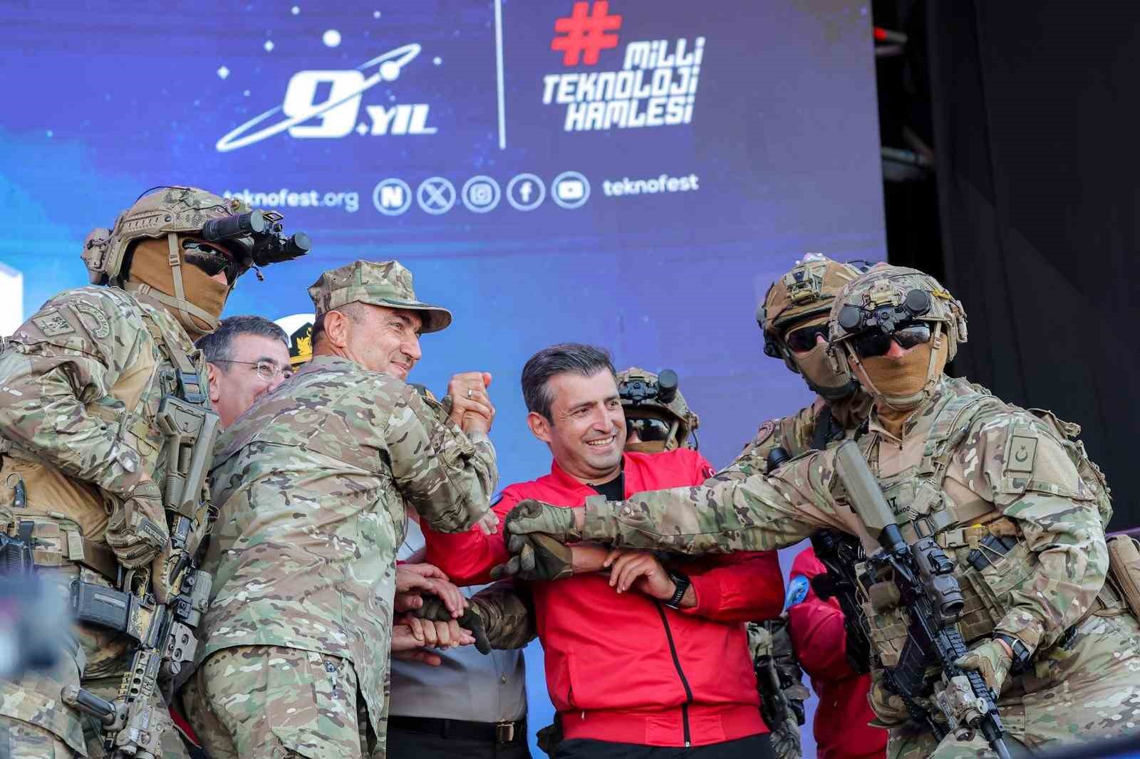SELÇUK BAYRAKTAR: "MAVİ VATAN’DA SERGİLEDİĞİMİZ BU VARLIK, TEKNOLOJİ BAŞARISINDAN DA ÖTE ADALETSİZLİĞE VE DAYATMALARA KARŞI EĞİLMEYEN AHLAKİ BİR DURUŞTUR"