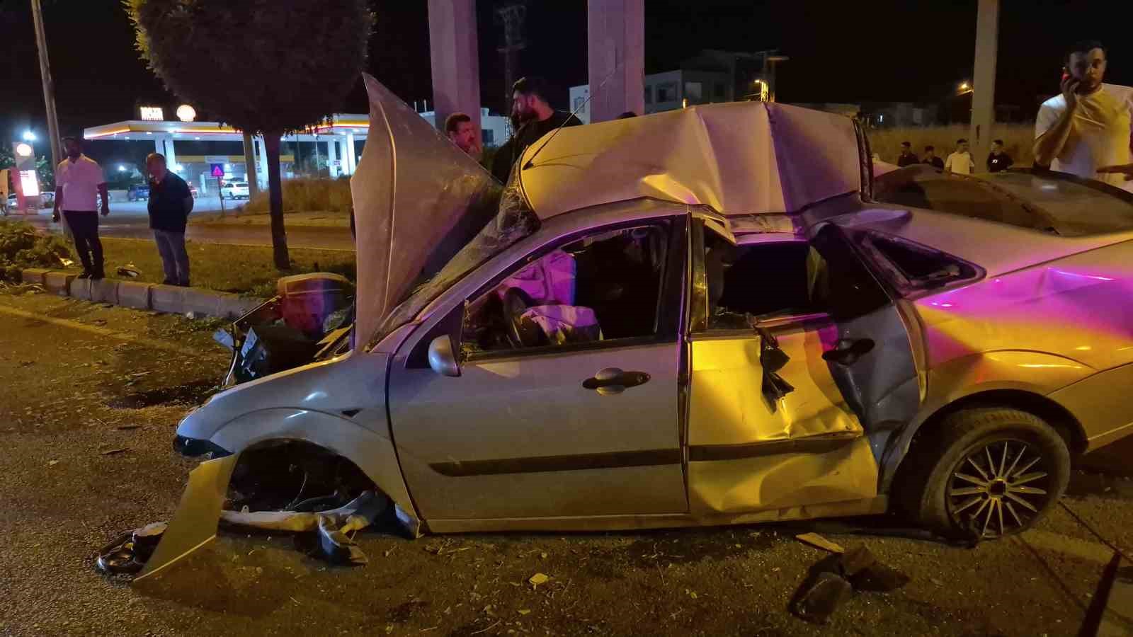 OTOMOBİL DİREĞE ÇARPTI: 4 YARALI