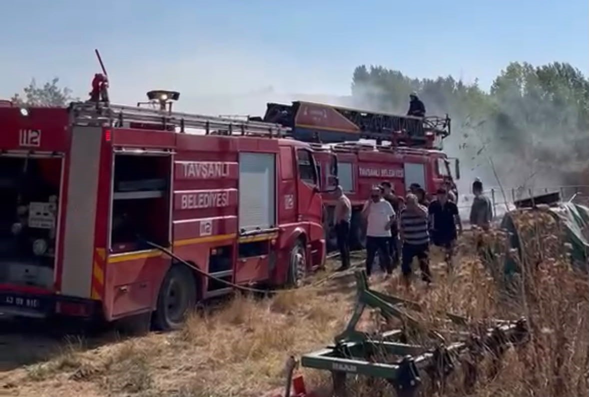 KÜTAHYA’DA YANGINDA 400 BALYA SAMAN KÜL OLDU