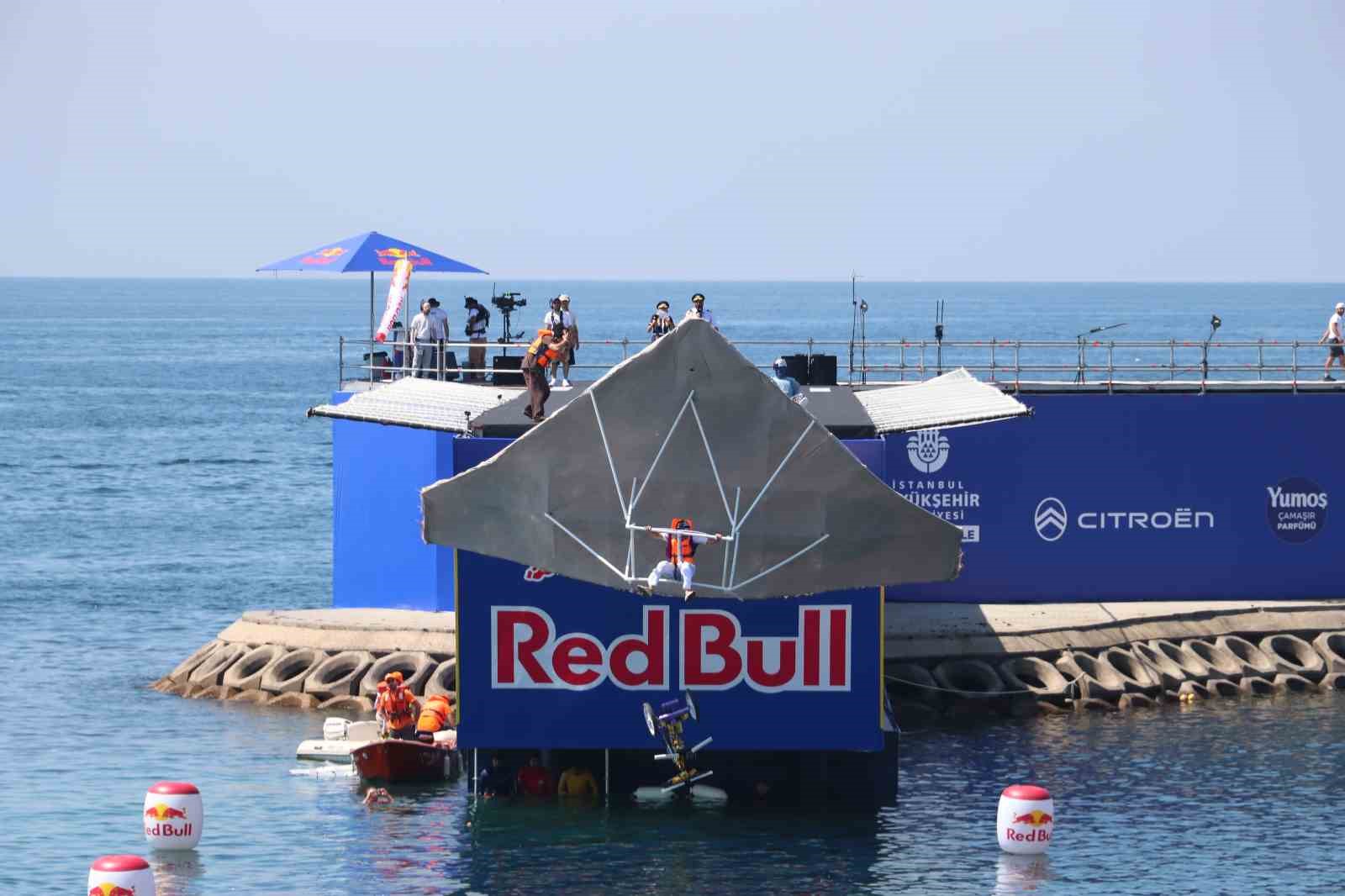 RED BULL UÇUŞ GÜNÜ, CADDEBOSTAN SAHİLİ’NDE NEFES KESTİ