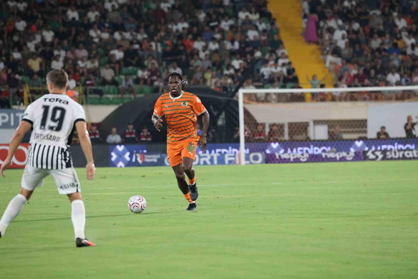 TRENDYOL SÜPER LİG: CORENDON ALANYASPOR: 0 - BEŞİKTAŞ: 0 (İLK YARI)