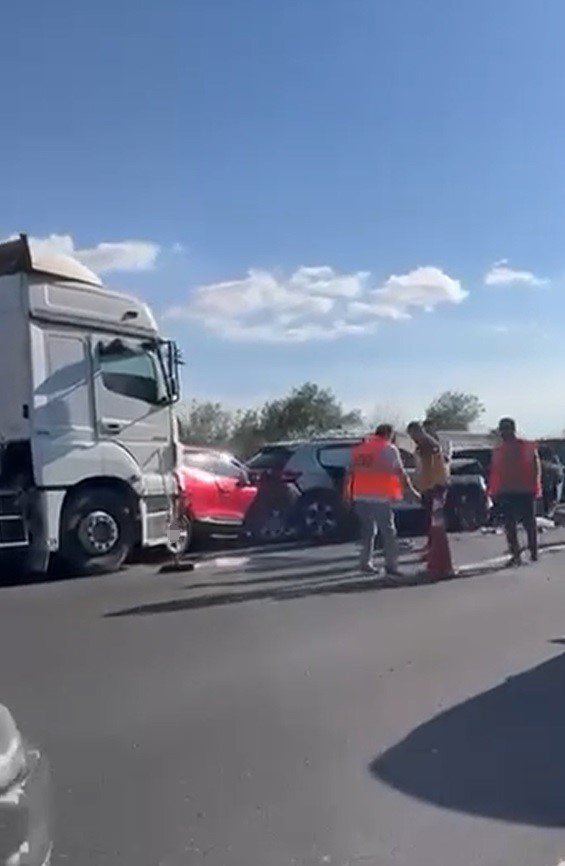 ANADOLU OTOYOLU’NDA 12 ARAÇ BİRBİRİNE GİRDİ: 6 YARALI