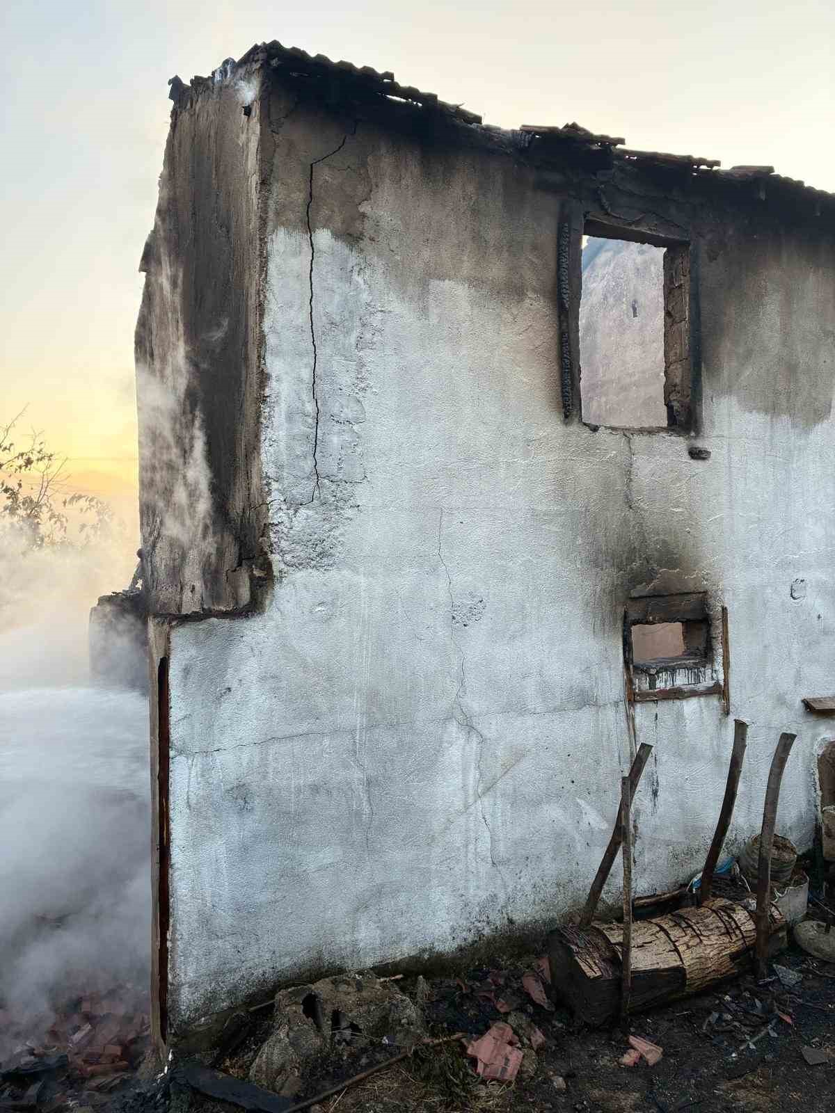 BAĞ EVİNDE ÇIKAN YANGIN TARIM MAKİNELERİNİ DE KÜL ETTİ