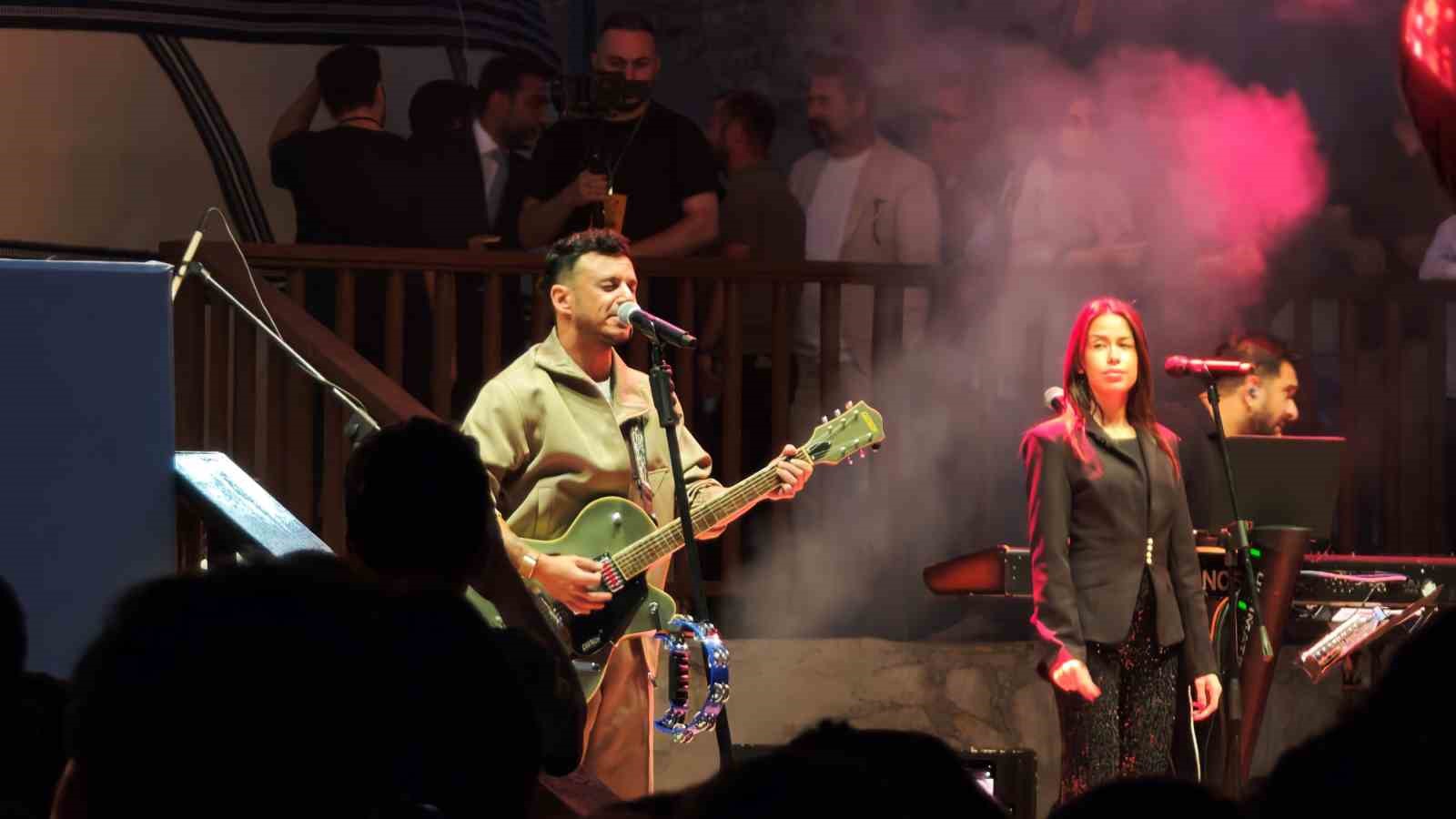 AHLAT’TA ZAFER COŞKUSU BURAY’IN ŞARKILARIYLA TAÇLANDI