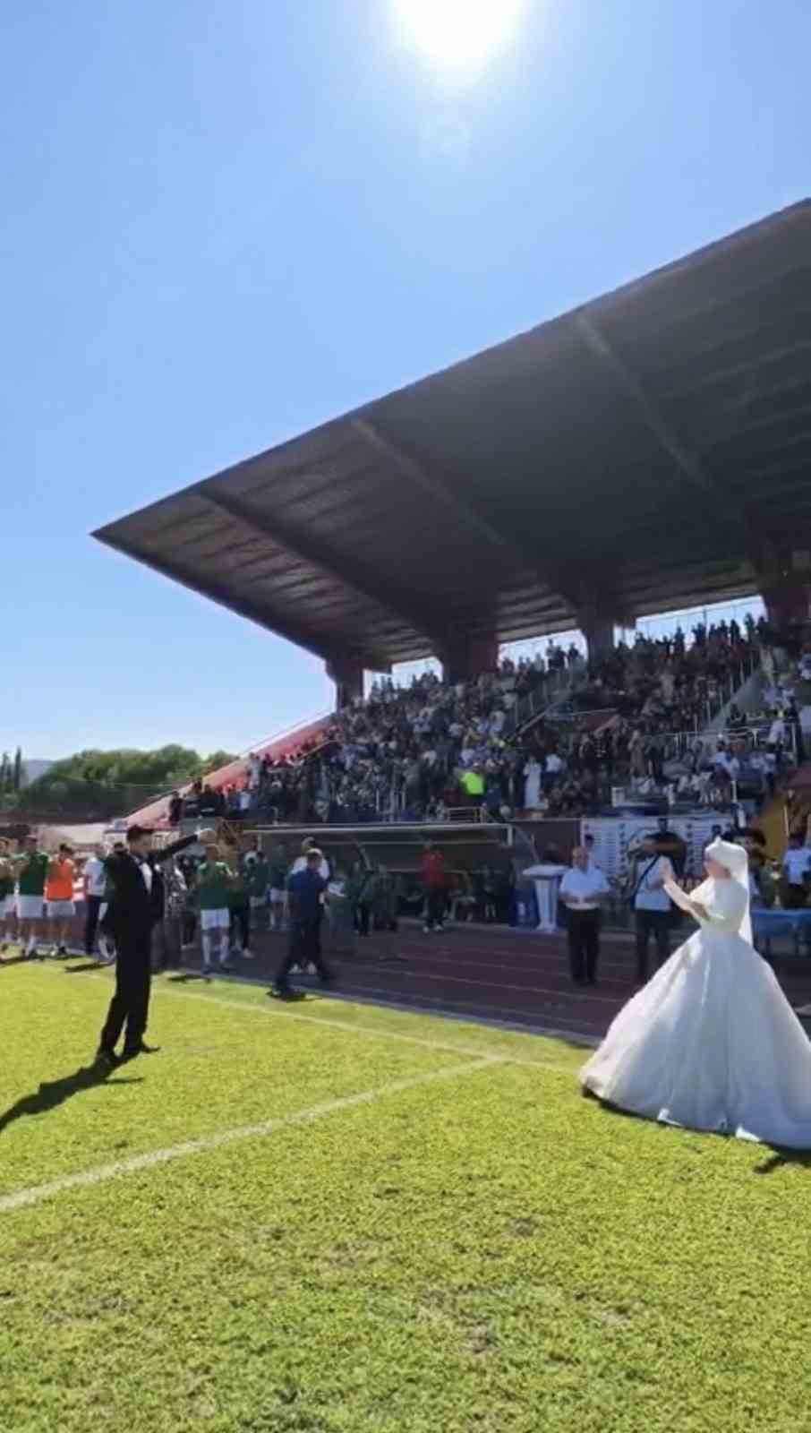 FİNAL MAÇINI GELİNLİK VE DAMATLIKLA İZLEDİLER