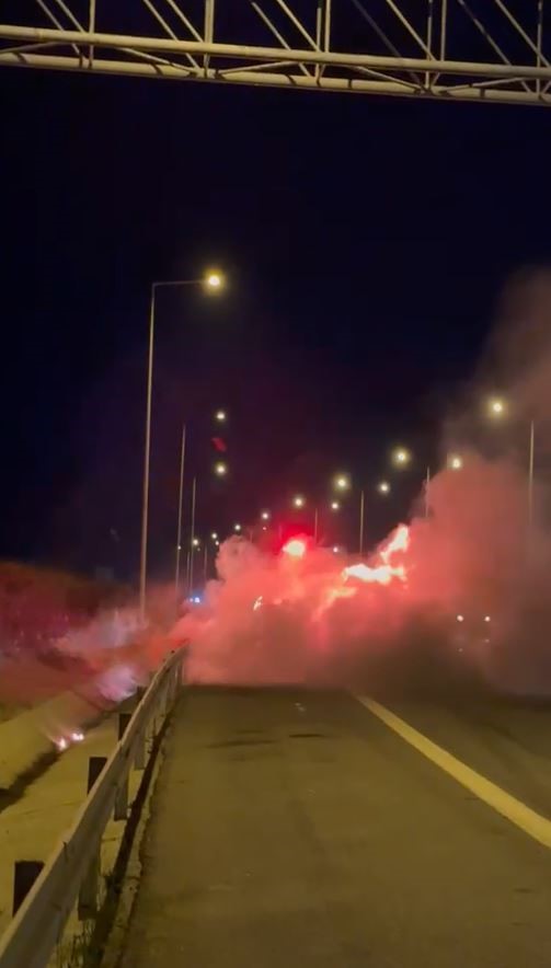 KUZEY MARMARA OTOYOLU’NDA SEYİR HALİNDEKİ OTOMOBİL ALEV ALEV YANDI
