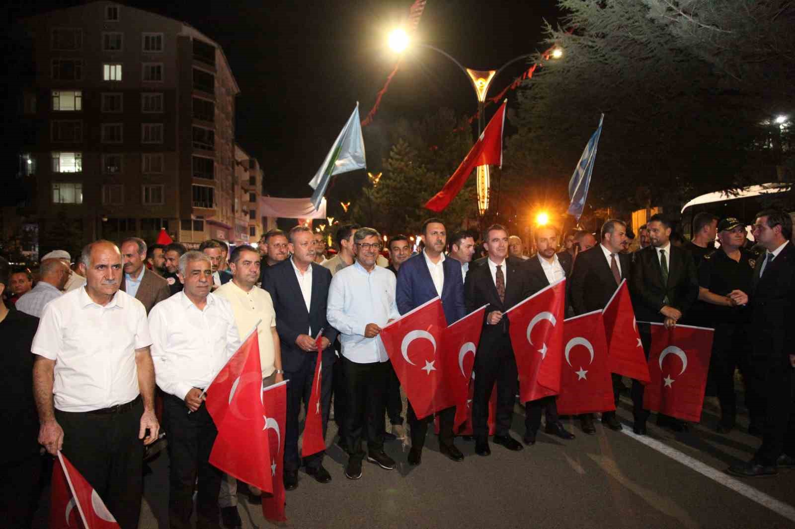 AHLAT’TA MALAZGİRT ZAFERİ’NİN 955. YILI DOLAYISIYLA FENER ALAYI VE BAYRAK YÜRÜYÜŞÜ YAPILDI