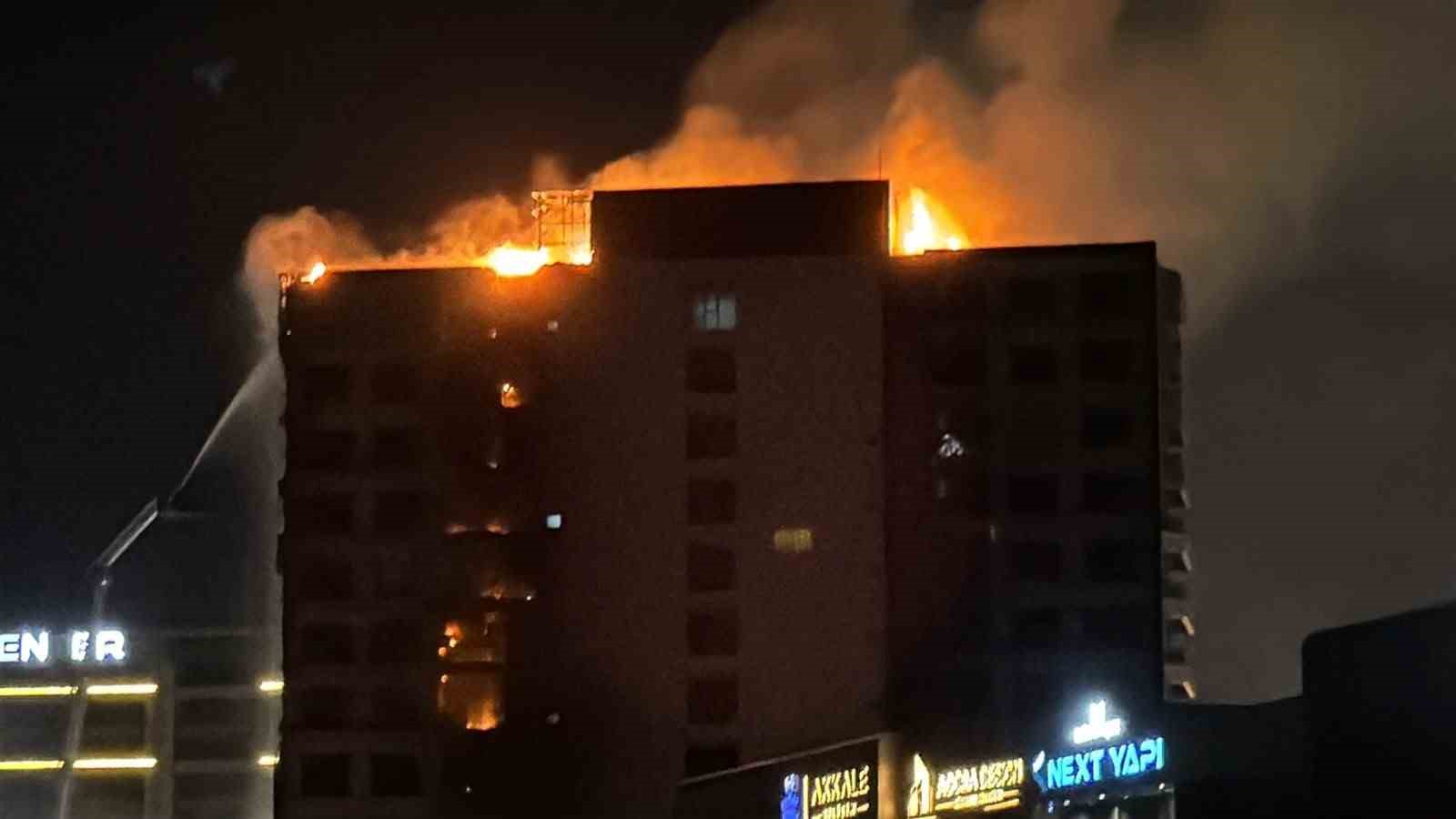 DİYARBAKIR’DA 12 KATLI PLAZADA YANGIN: 1 KİŞİ MAHSUR KALDI, 8 KİŞİ DUMANDAN ETKİLENDİ