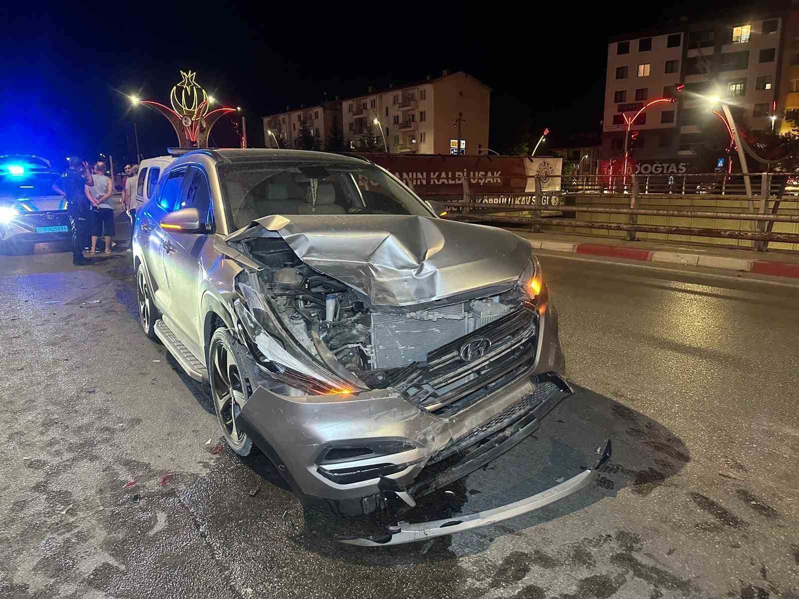 UŞAK’TA İKİ OTOMOBİL ÇARPIŞTI: 2’Sİ ÇOCUK, 6 YARALI