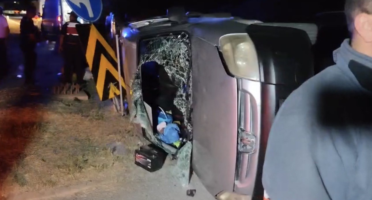 ÇANKIRI’DA İKİ HAFİF TİCARİ ARAÇ ÇARPIŞTI: 9 YARALI