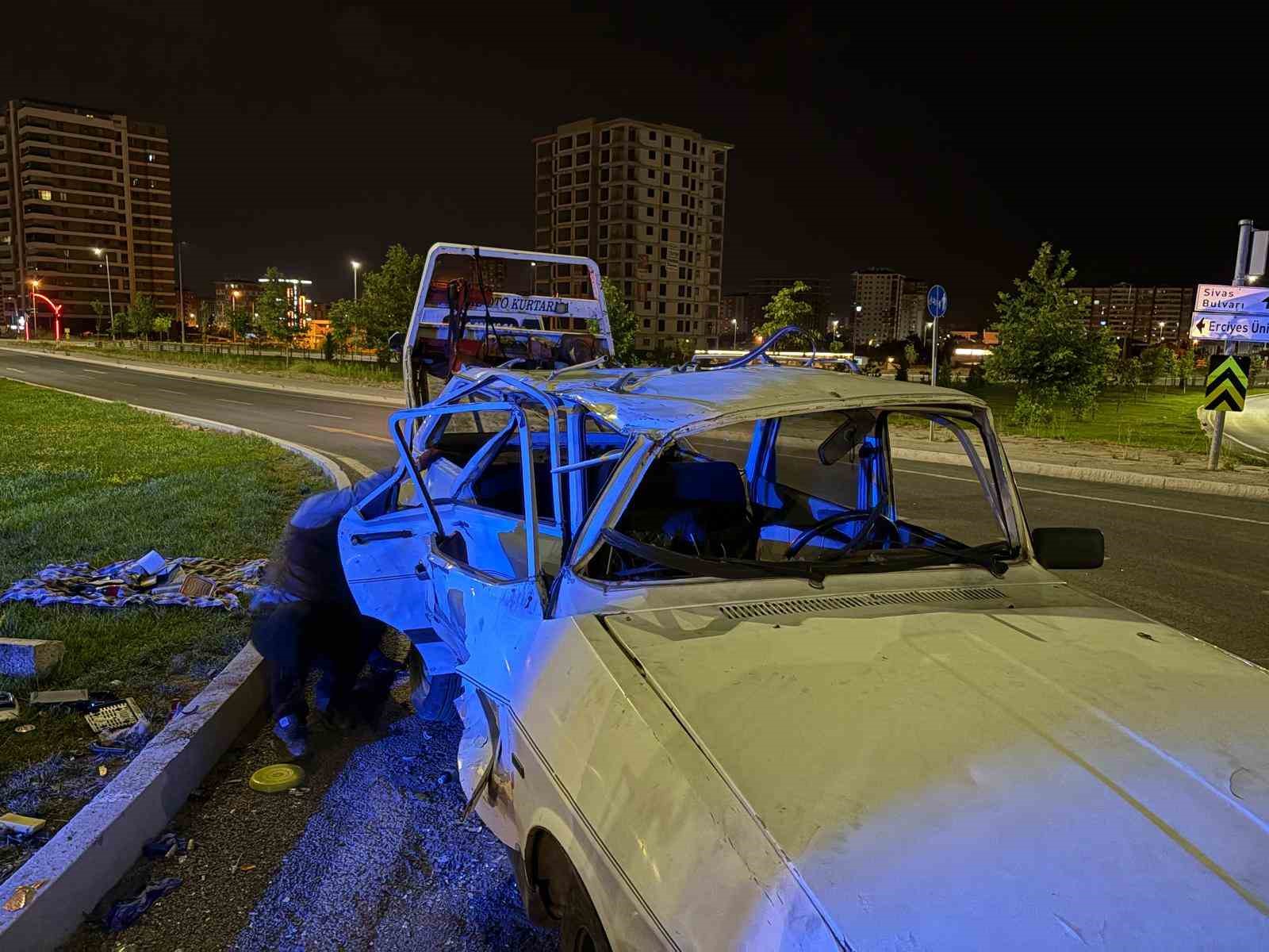 KAYSERİ’DE İKİ OTOMOBİL ÇARPIŞTI: 4 YARALI