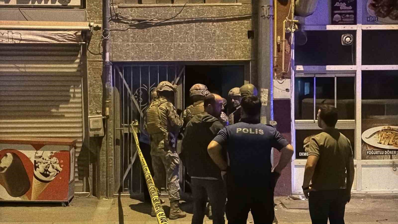 ÇATIDAN ÇATIYA DOLAŞTI, POLİSİ SAATLERCE UĞRAŞTIRDI