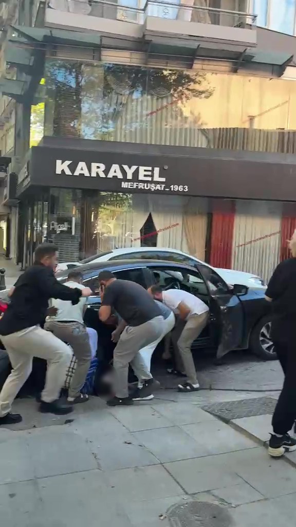İZMİT’TE OTOMOBİLİN ÇARPTIĞI ÇOCUK ARACIN ALTINDA KALDI