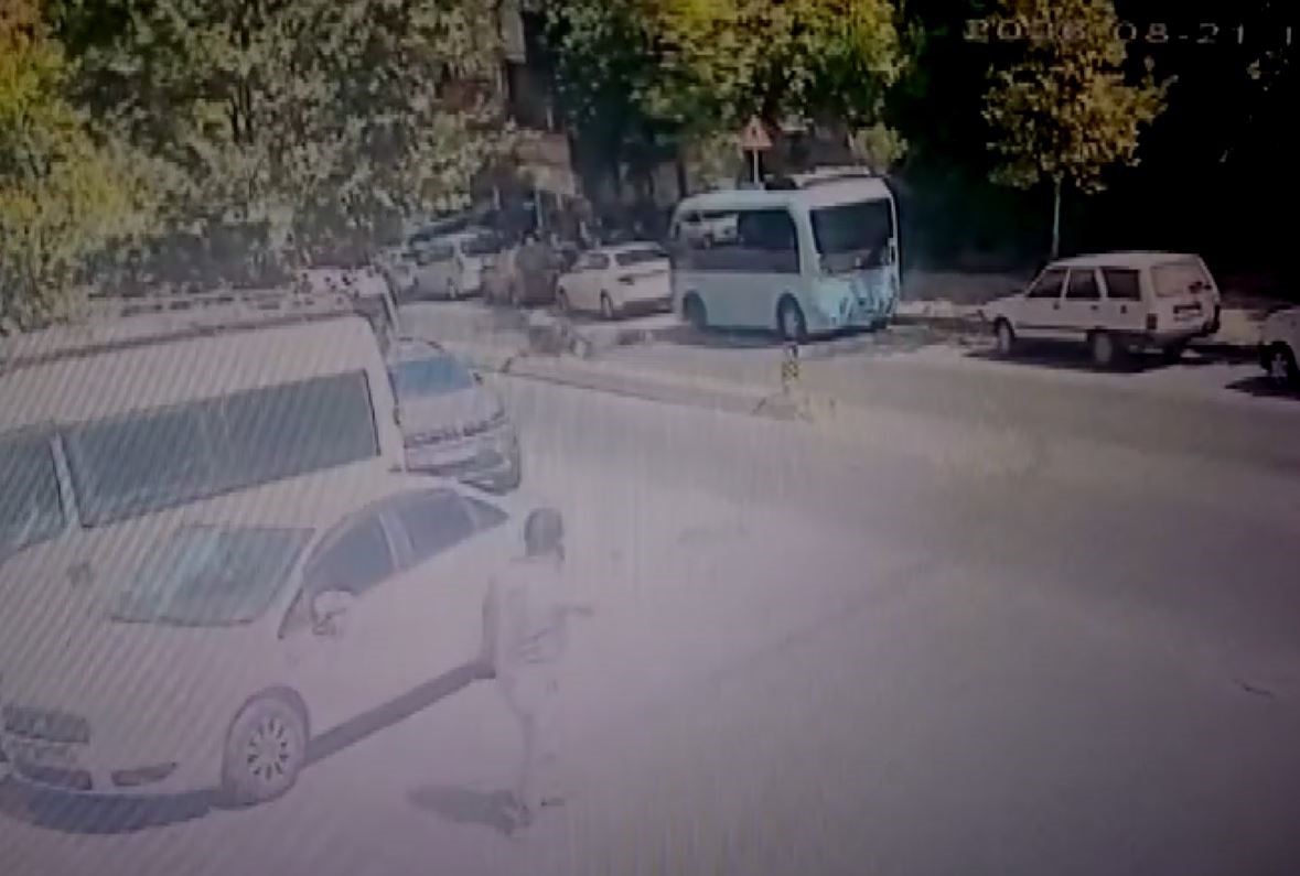 KAĞITHANE’DE ÖLÜMLÜ MOTOSİKLET KAZASI KAMERADA
