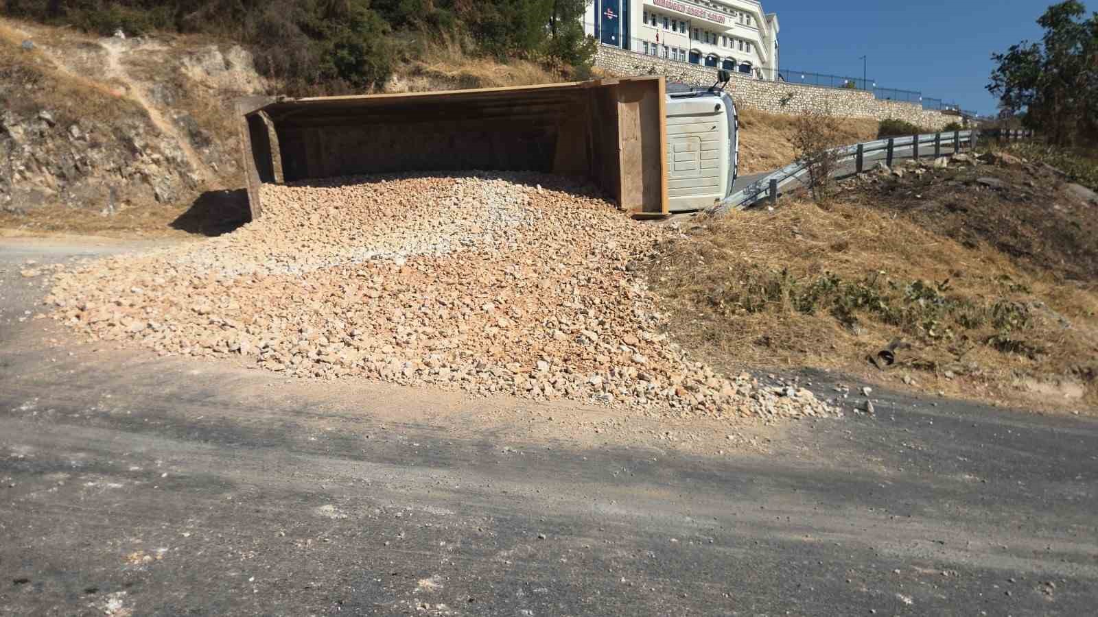 ŞOFÖRÜN MANEVRASI FACİAYI ENGELLEDİ