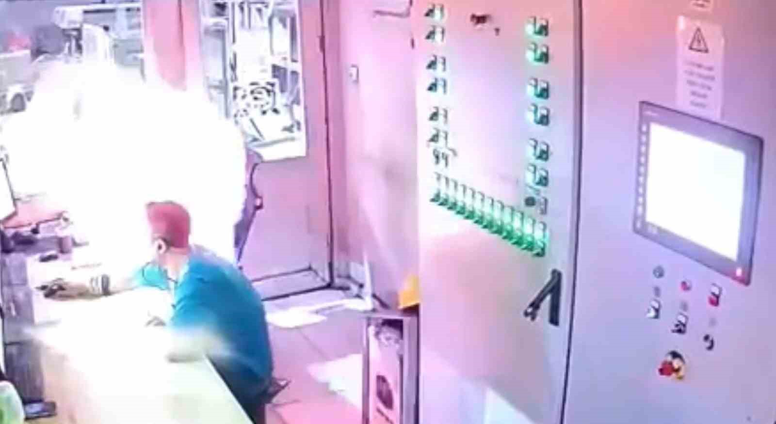 DEMİR ÇELİK FABRİKASINDAKİ PATLAMA ANI KAMERADA