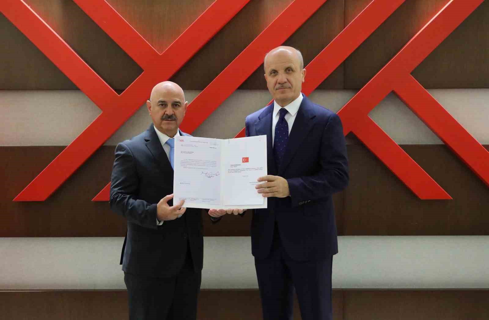 DÜZCE ÜNİVERSİTESİ REKTÖRÜ SÖZBİR MAZBATASINI ALDI
