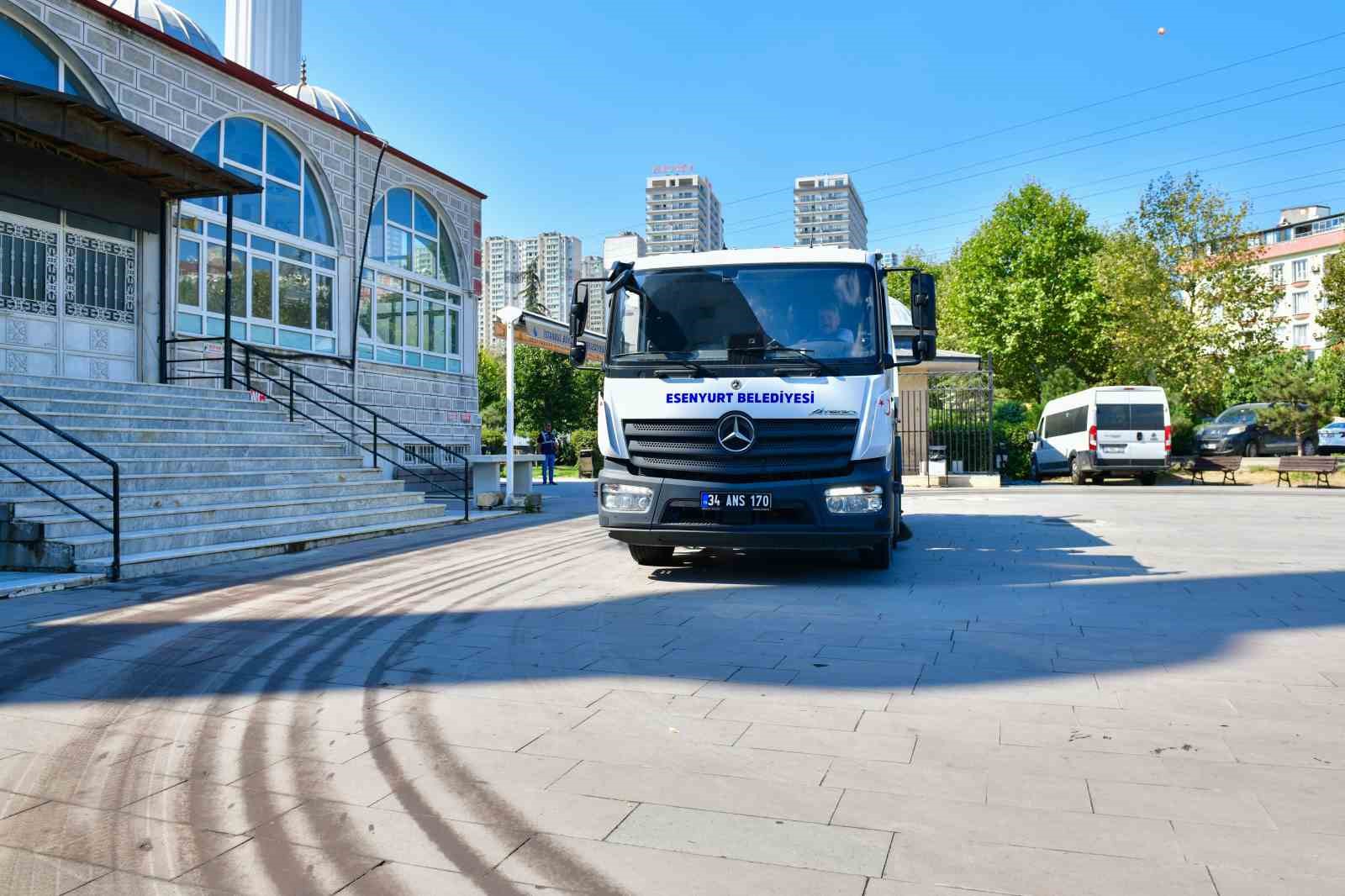 ESENYURT’TA MEVLİT KANDİLİ ÖNCESİ CAMİLER VE MEZARLIKLAR TEMİZLENDİ