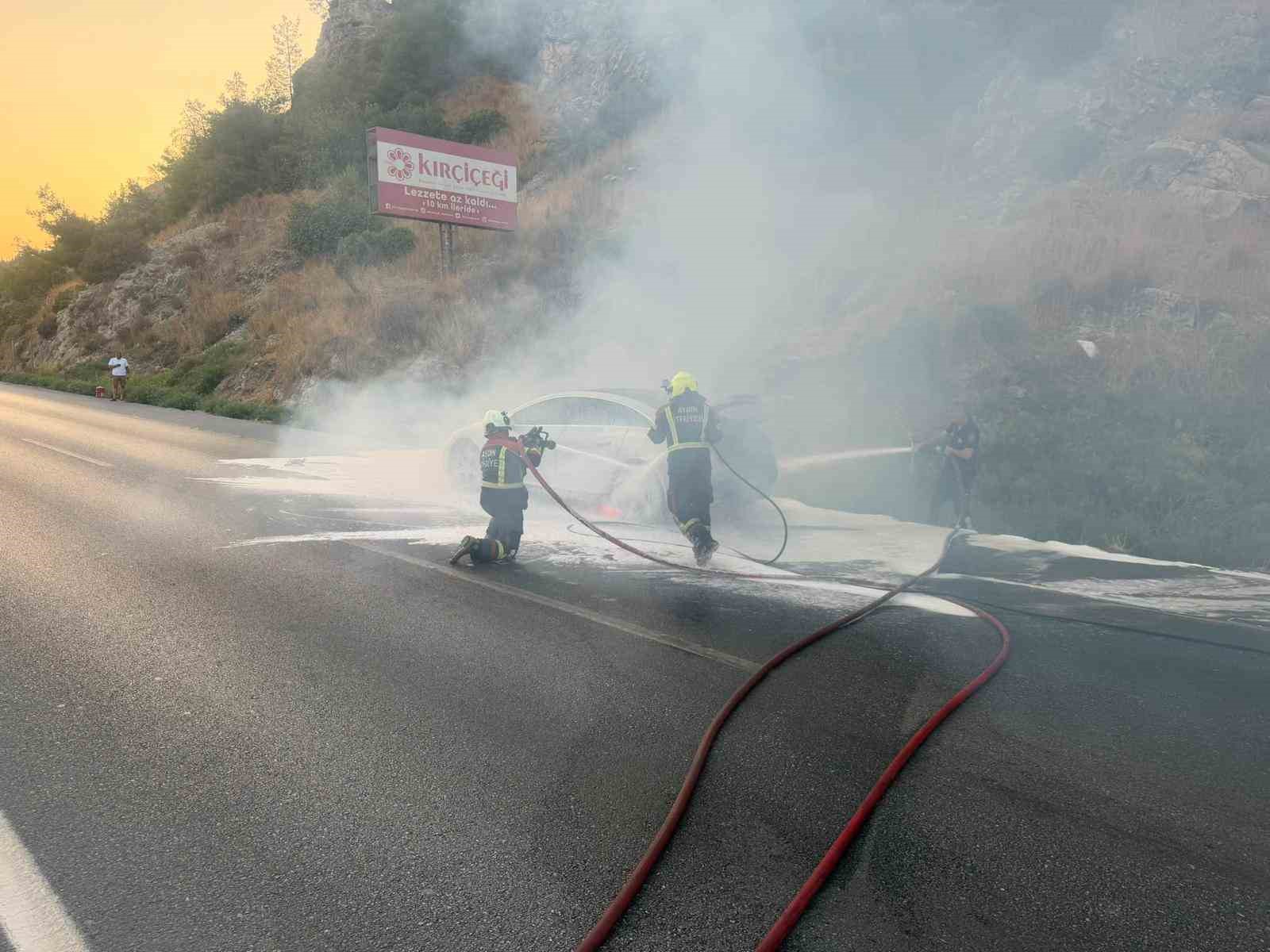 8 MİLYON TL’LİK ELEKTRİKLİ MERCEDES OTO, SEYİR HALİNDEYKEN YANMAYA BAŞLADI