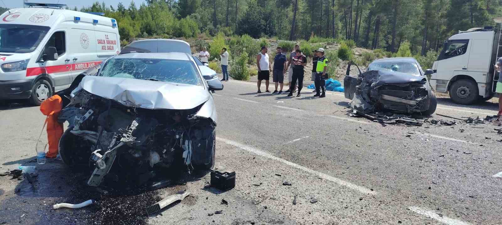 ANTALYA’DA OTOMOBİLLER ÇARPIŞTI: 1 ÖLÜ, 3 YARALI