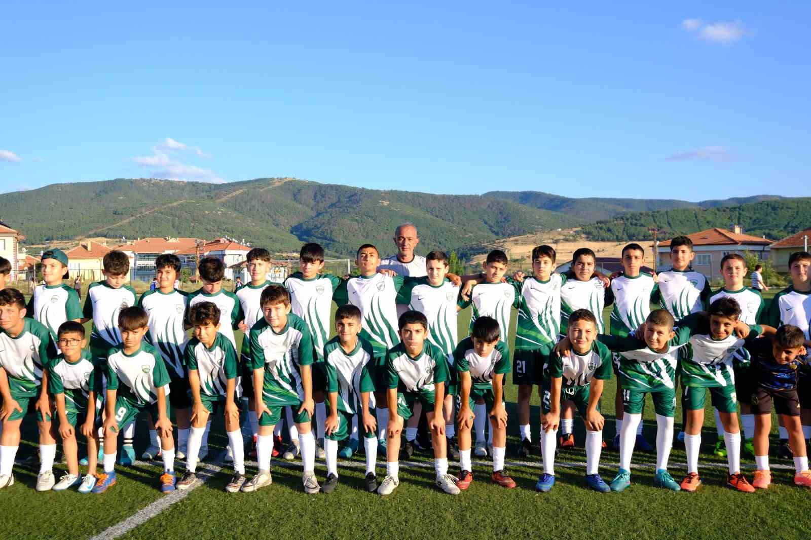 AKDAĞMADENİ’NDE YAZ FUTBOL OKULU’NA KATILAN 60 GENCE MALZEME DESTEĞİ