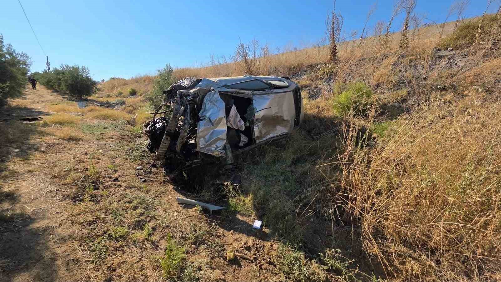 OTOMOBİL ZEYTİNLİĞE UÇTU: 1’İ AĞIR 2 YARALI