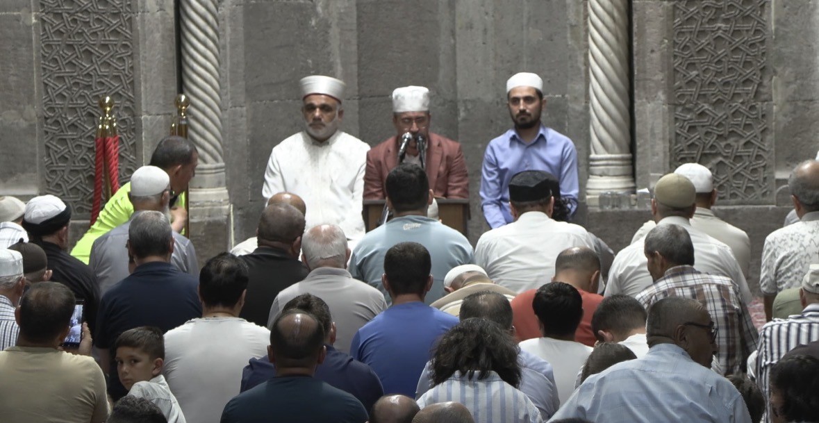 KAYSERİ’DE MEVLİT KANDİLİ’NDE ELLER SEMAYA AÇILDI