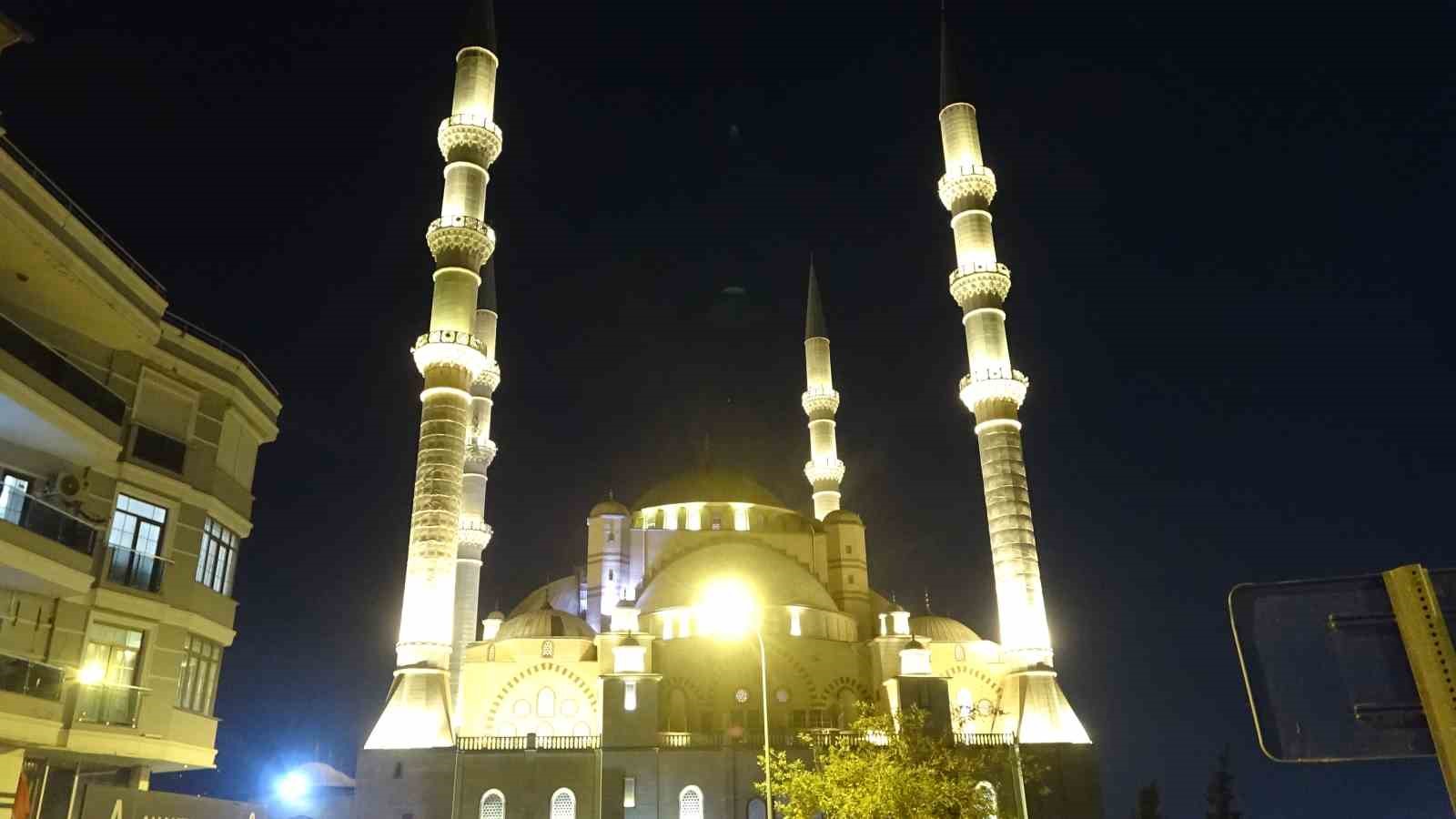 MEVLİD KANDİLİ’NDE ABDÜLHAMİD HAN CAMİİ DOLDU TAŞTI