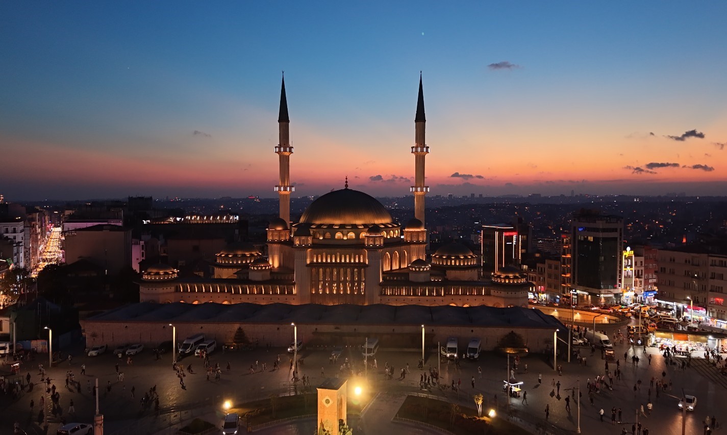 İSTANBUL’DA MEVLİD KANDİLİ DUALARLA İDRAK EDİLDİ