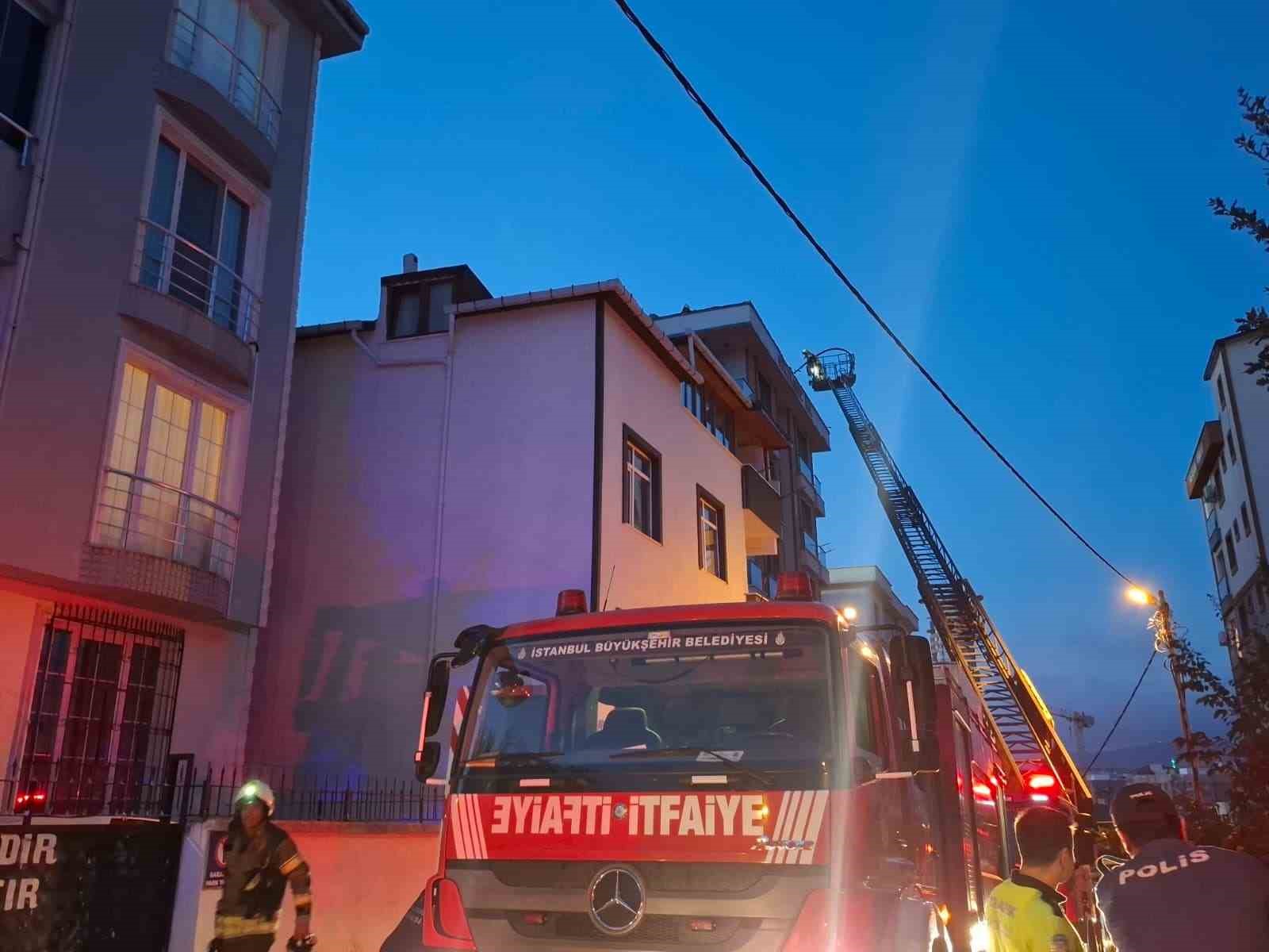 ÜMRANİYE’DE 5 KATLI BİNANIN ÇATISINDA ÇIKAN YANGIN PANİĞE NEDEN OLDU