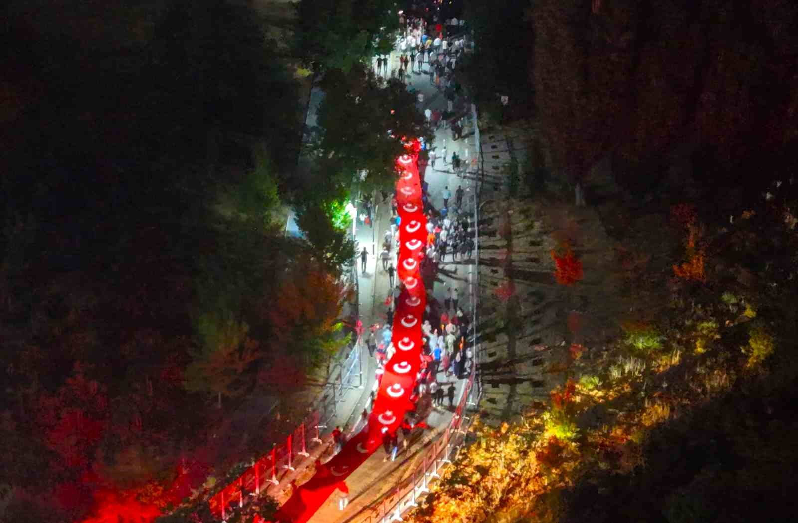MALAZGİRT’TE FENER ALAYI VE BAYRAK YÜRÜYÜŞÜ DÜZENLENDİ