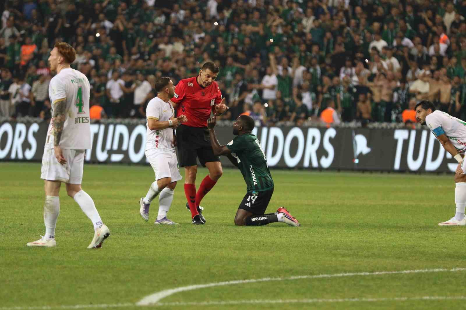 TRENDYOL SÜPER LİG: KOCAELİSPOR: 1 - AMED SPORTİF FAALİYETLER: 0 (İLK YARI)