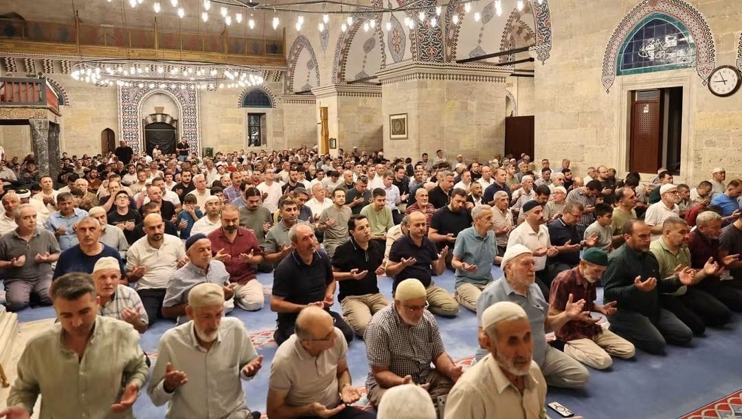 AMASYA’DA MEVLİD KANDİLİ’NDE ELLER SEMAYA AÇILDI