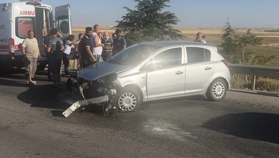LASTİĞİ PATLAYAN ARAÇ BARİYERLERE GİRDİ: 1’İ ÇOCUK 3 YARALI