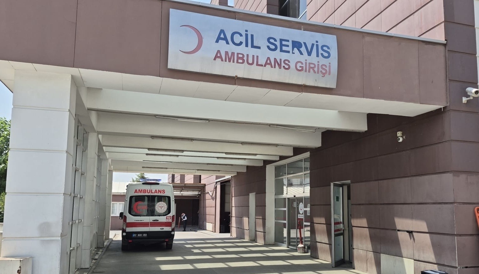 MOTOSİKLET İLE OTOMOBİL ÇARPIŞTI: 1 YARALI