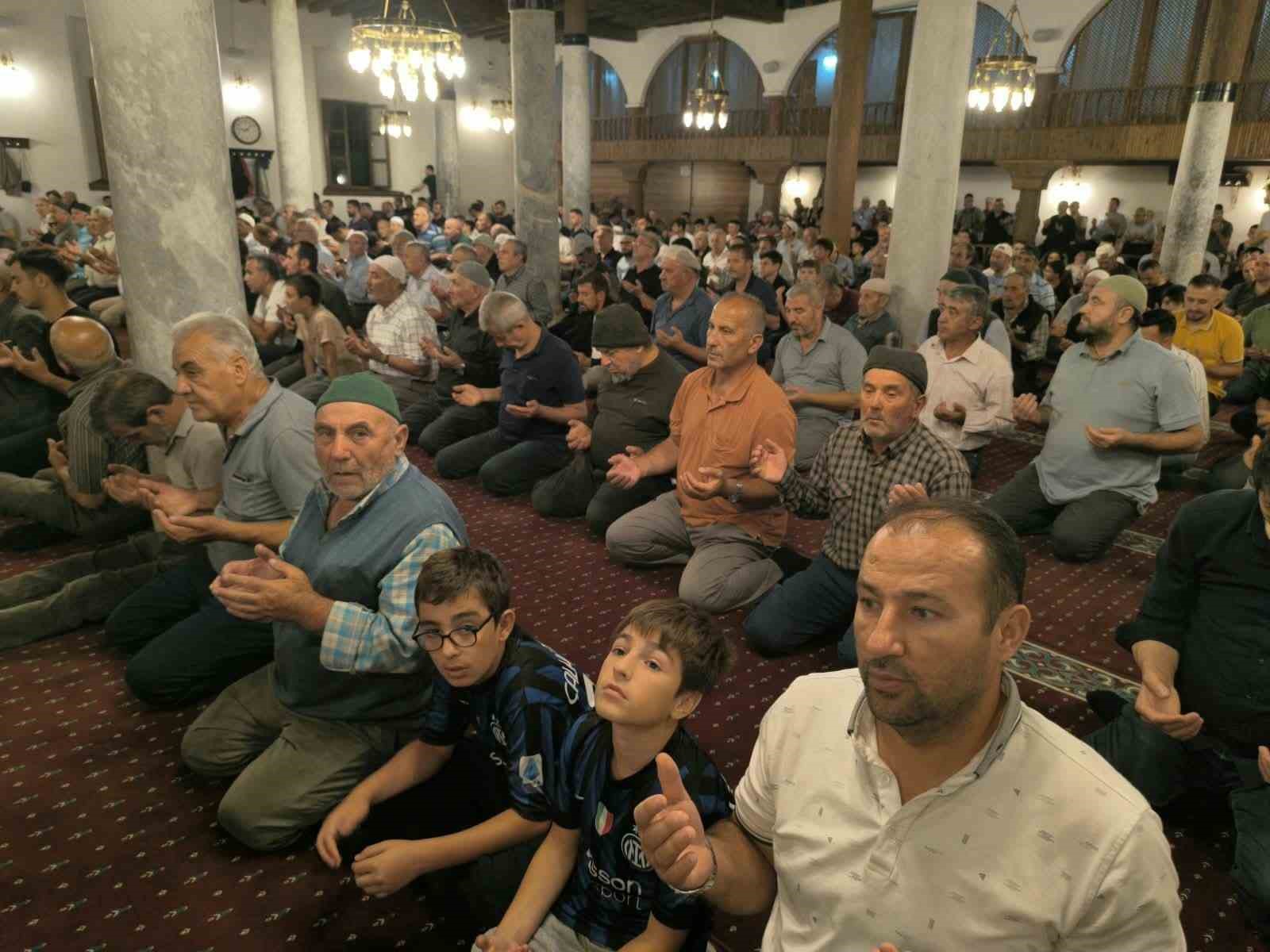 AFYONKARAHİSAR’DA MEVLİD KANDİLİ HUŞU İÇERİSİNDE GEÇTİ