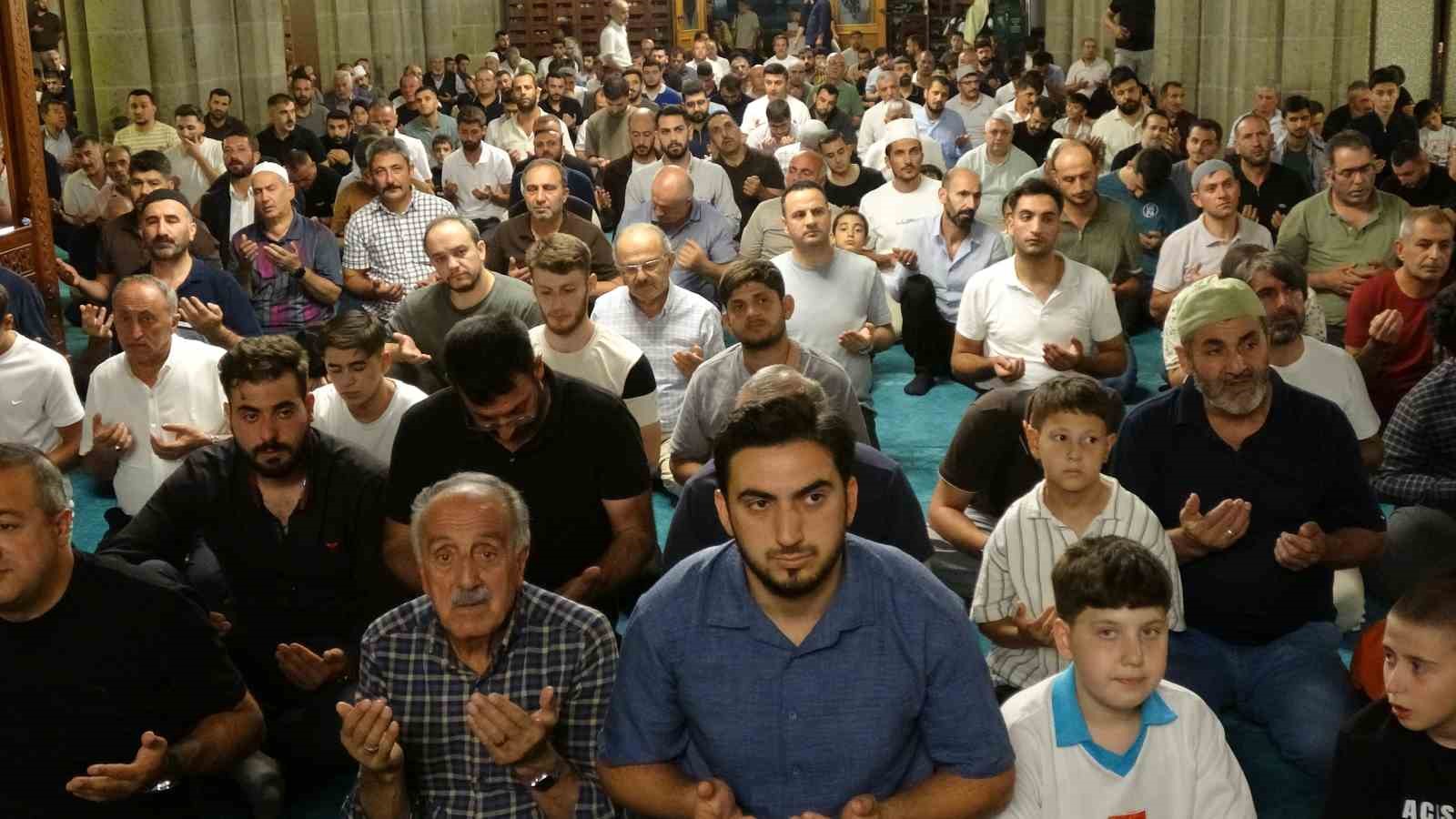 ERZURUM’DA MEVLİD KANDİLİ’NDE CAMİLER DOLDU TAŞTI