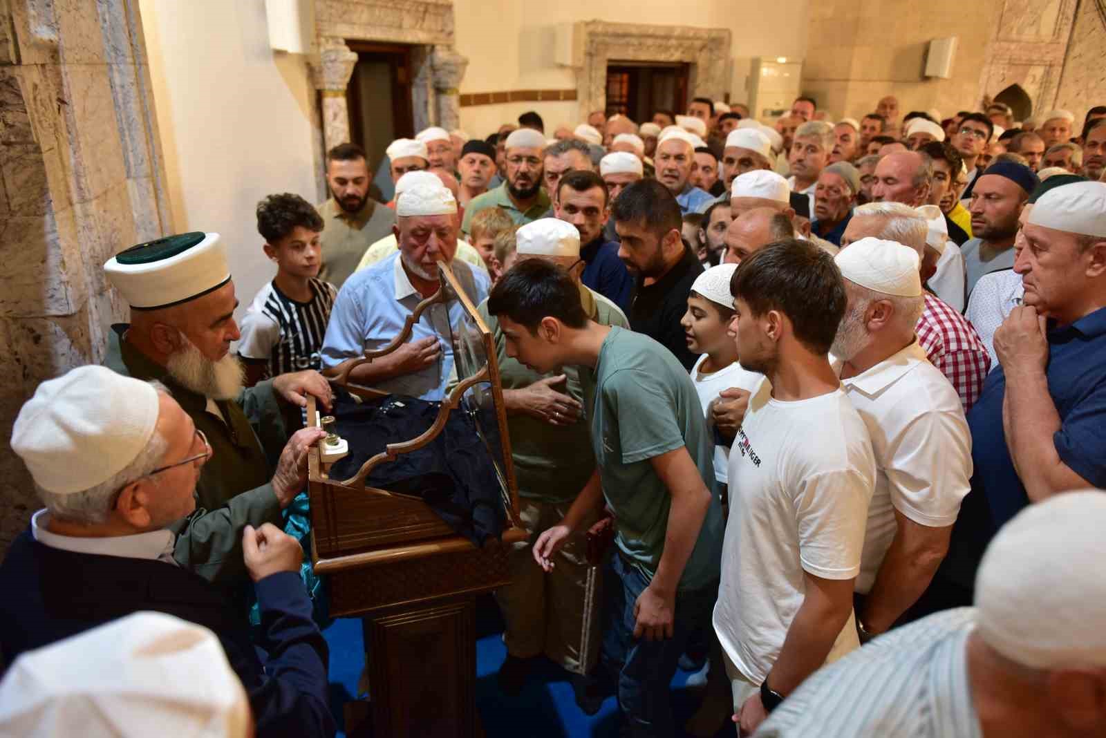KASTAMONU’DA SAKAL-I ŞERİF ZİYARETE AÇILDI, VATANDAŞLAR YOĞUN İLGİ GÖSTERDİ