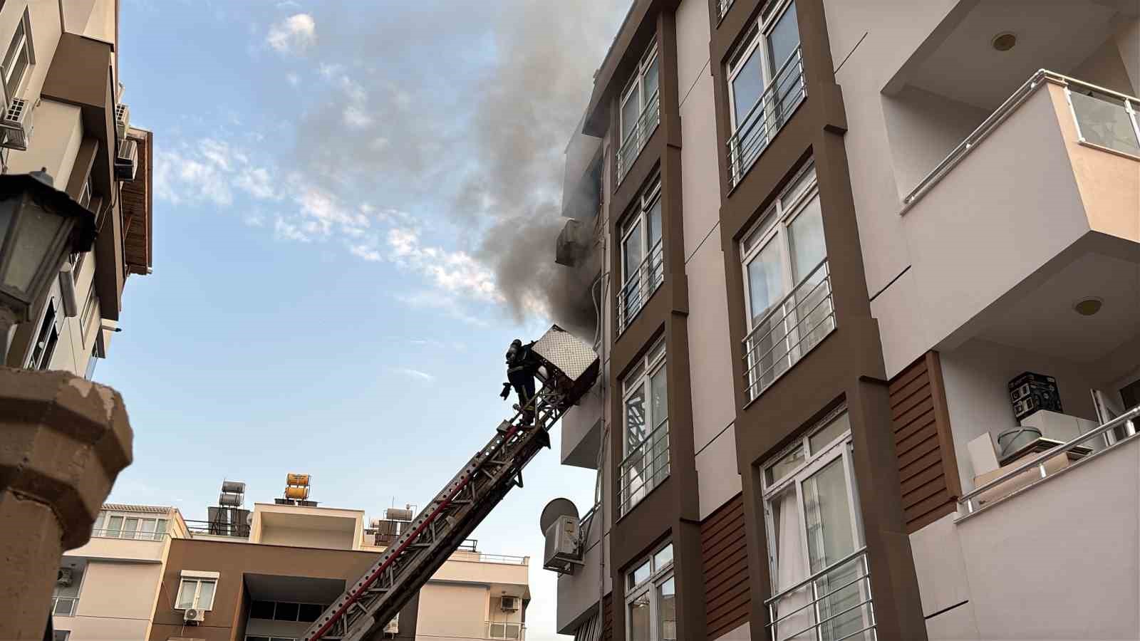 APARTMAN DAİRESİ YANGINDA KULLANILAMAZ HALE GELDİ