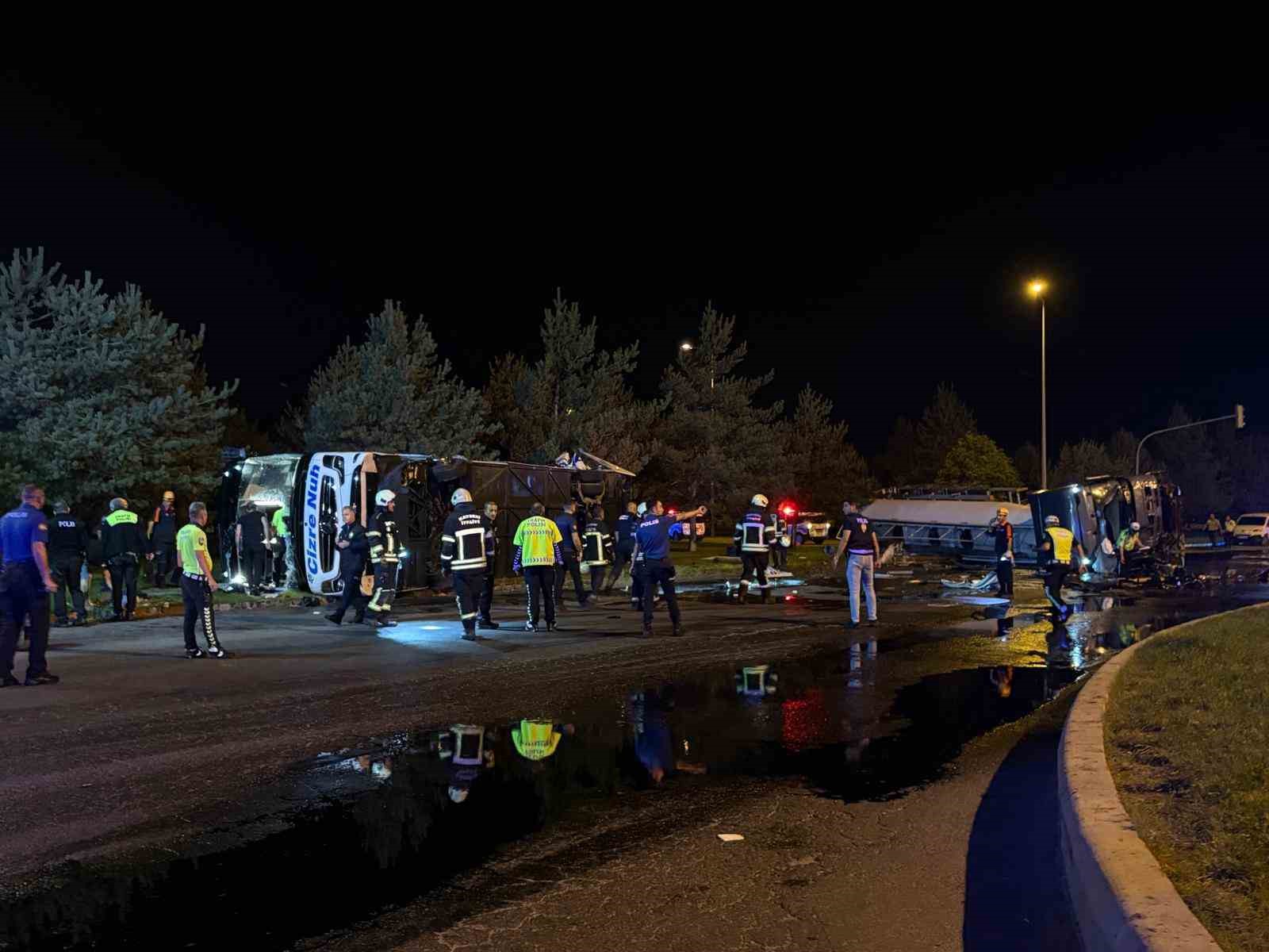 KAYSERİ’DE FECİ KAZA: YOLCU OTOBÜSÜ İLE YAKIT TANKERİ TAŞIYAN TIR ÇARPIŞTI: YAKLAŞIK 30 YARALI