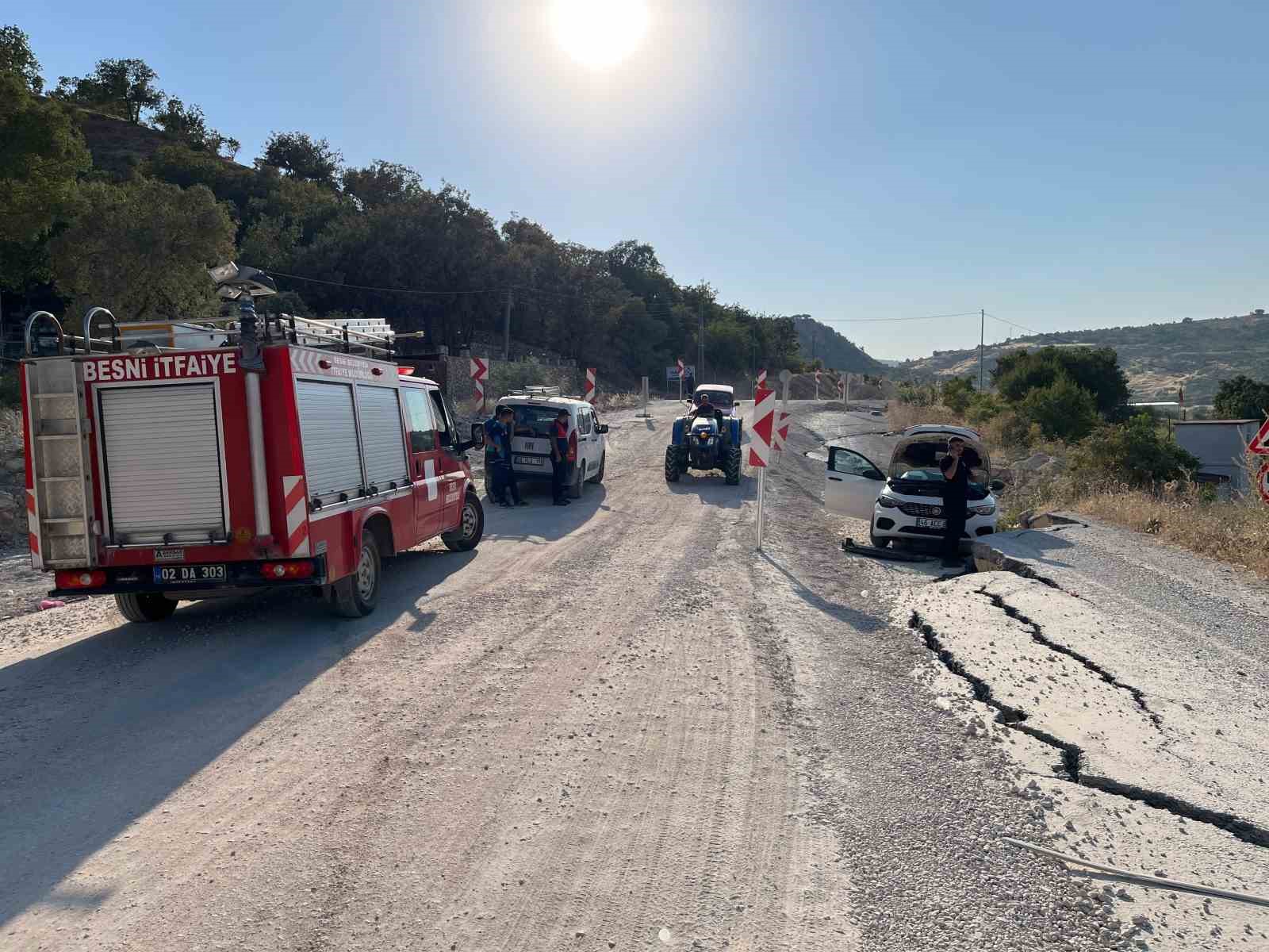 OTOMOBİL, HEYELANDA YÜKSELEN ASFALTA ÇARPTI