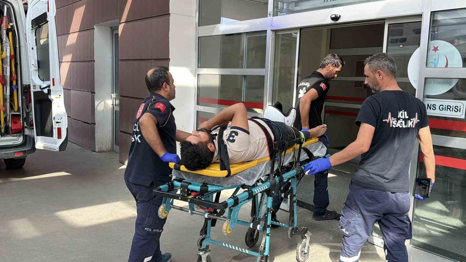 MOTOSİKLET DEVRİLDİ: 1 YARALI