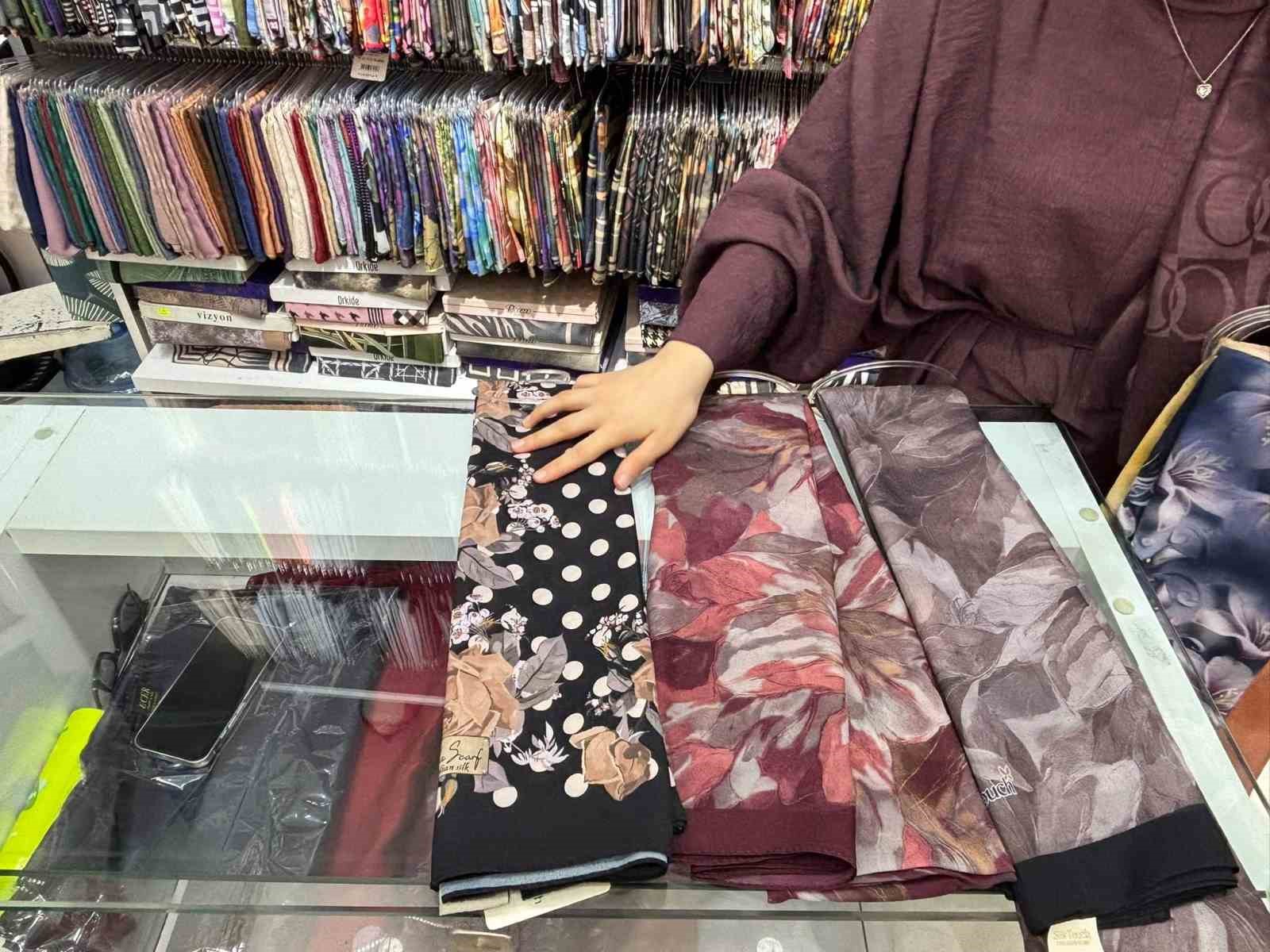 YAZ SICAKLARINDA ŞAL VE EŞARP SEÇİMİNDE İNCE KUMAŞLAR VE AÇIK TONLAR REVAÇTA