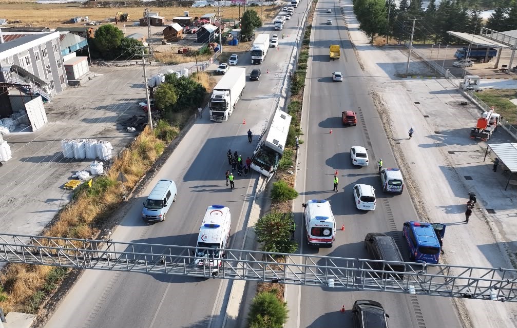 BURDUR’DA TUR OTOBÜSÜ DEVRİLDİ, 34 KİŞİ YARA ALMADAN KURTULDU